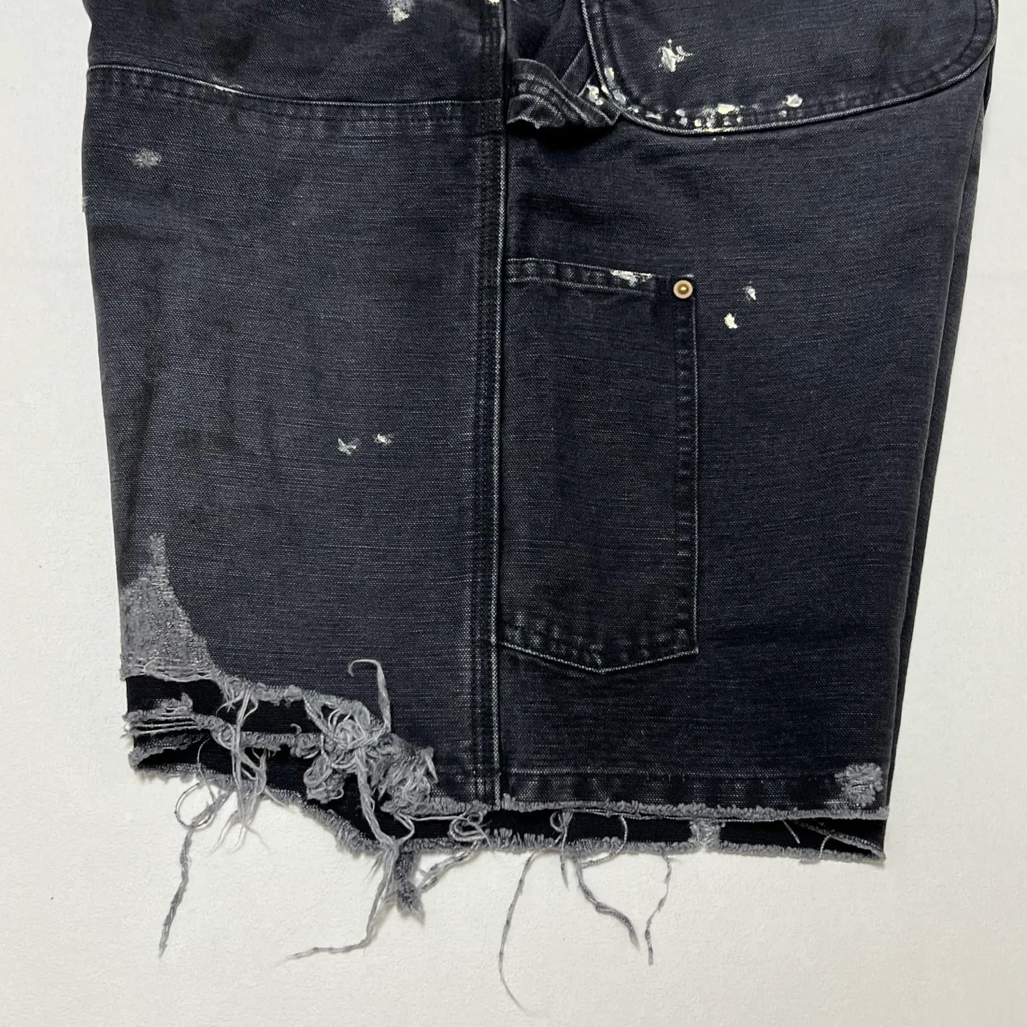 SAINT Mxxxxxx DOUBLE KNEE SHORTS/BLK Knee patches splashed with ink, washed and damaged denim shorts. Washed black S-XL. Custom woven and dyed denim denim with clear texture. Rewashed and faded to create local mottled fading/hole effects. Artificial distressing to simulate natural traces of wear. Original consistent damage treatment. Hand splashed ink and paint. Original consistent wash mark/pocket mark. Double knee patch. Rivet reinforcement. Improve functionality and enhance design.